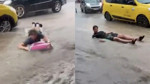 Fethiye'de sel sularında şişme yataklarla turistler