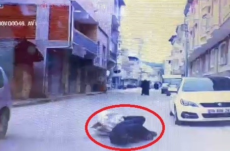 Bursa'da Oscar'lık dolandırıcılık saniye saniye araç kamerasında! Alman vatandaşı zannettiği şahıs Bursalı çıkınca... - Resim : 1