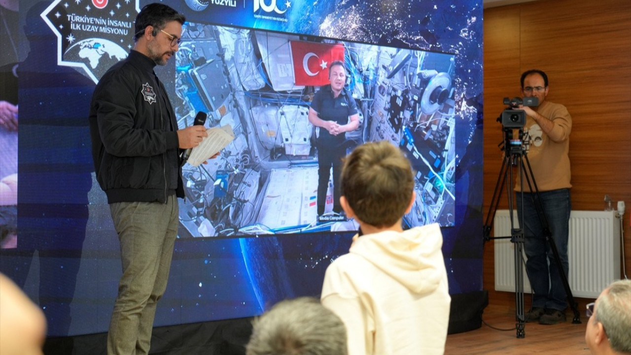 Türkiye’nin ilk astronotu Alper Gezeravcı öğrencilerin sorularını yanıtladı: Orada uzaylı var mı?