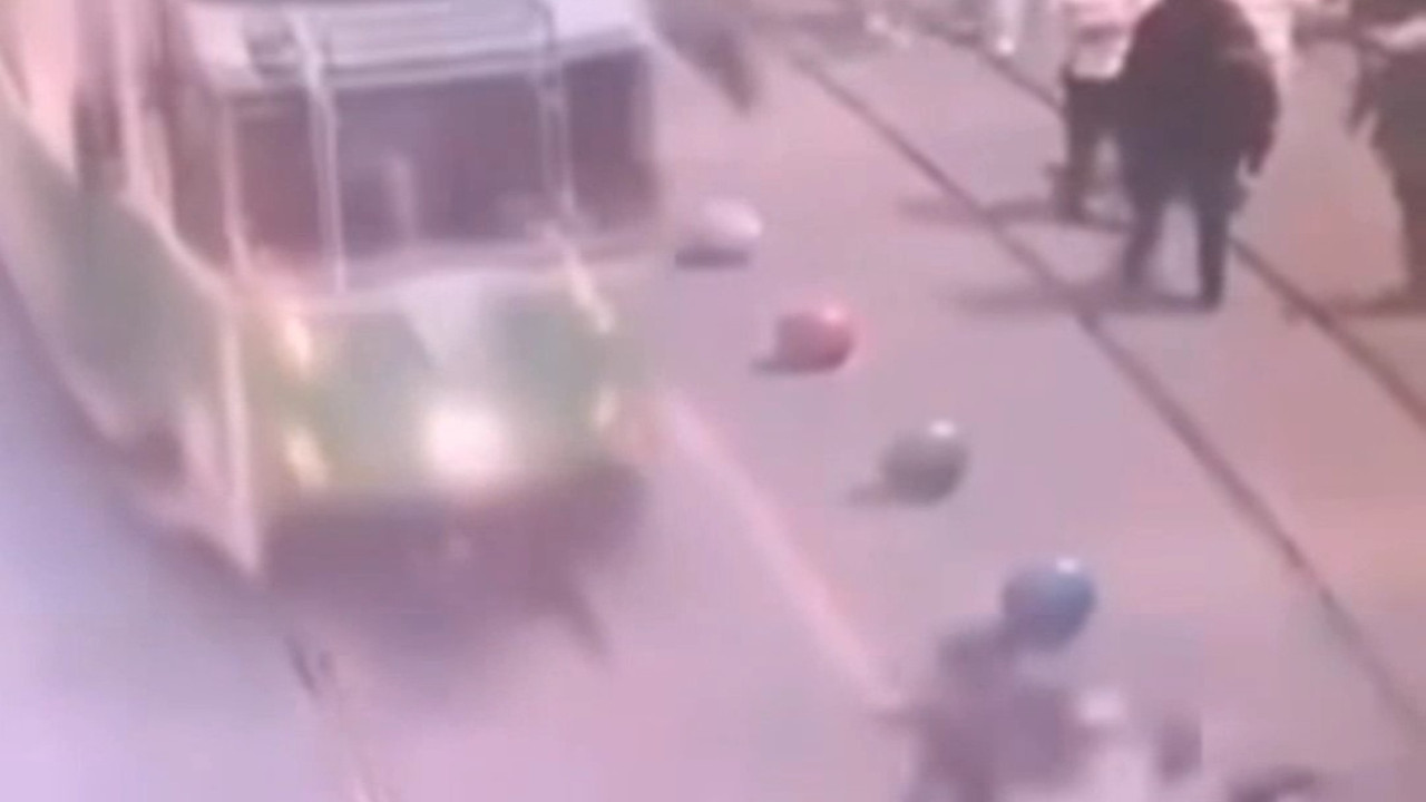 Kadıköy'de tramvayın altında kalarak hayatını kaybeden kadının kaza anı kameralarda