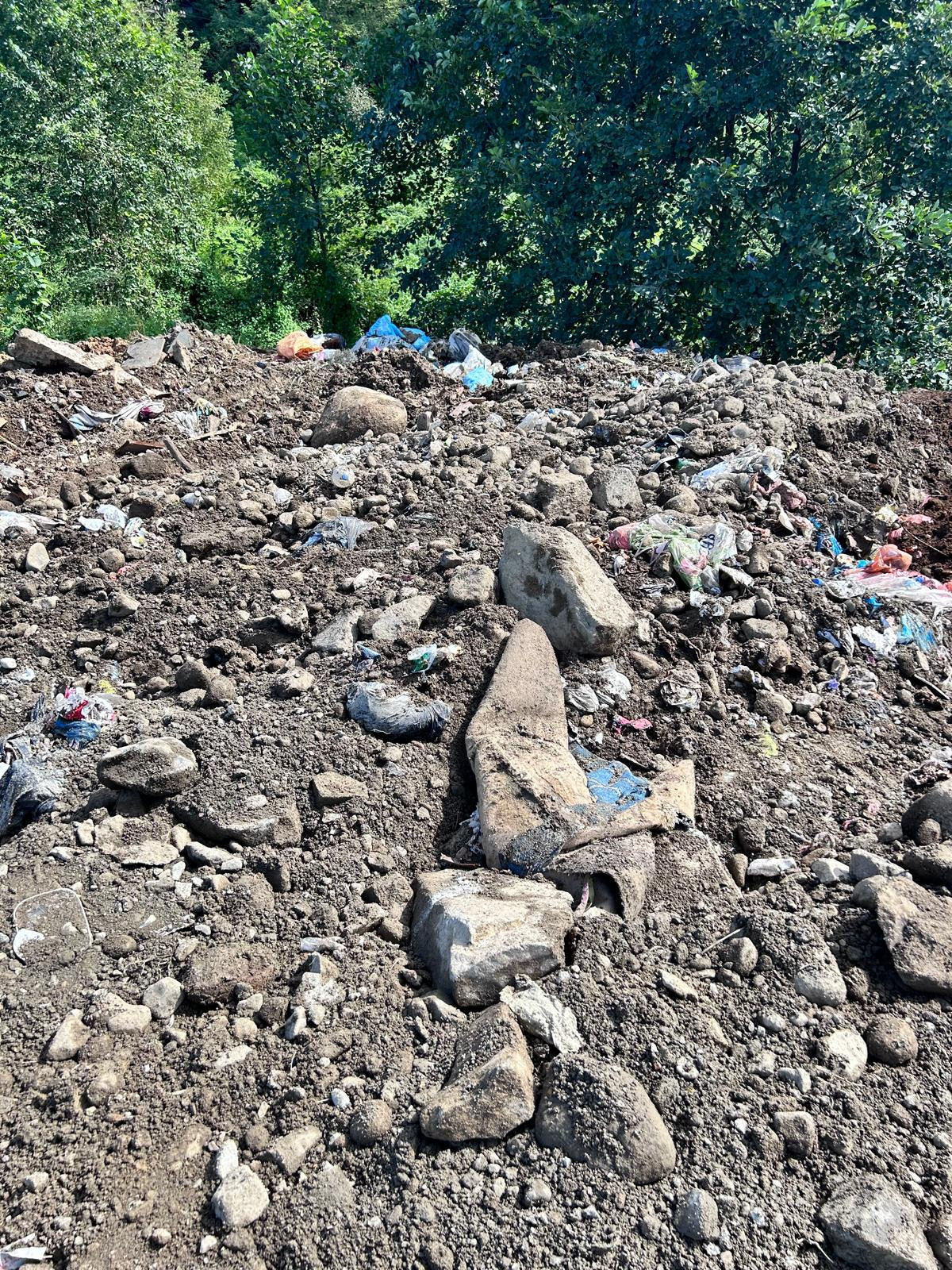 Çöpleri dere kenarına döküp, üzerini kapatan Pazar Belediyesi'ne ceza - Resim : 1