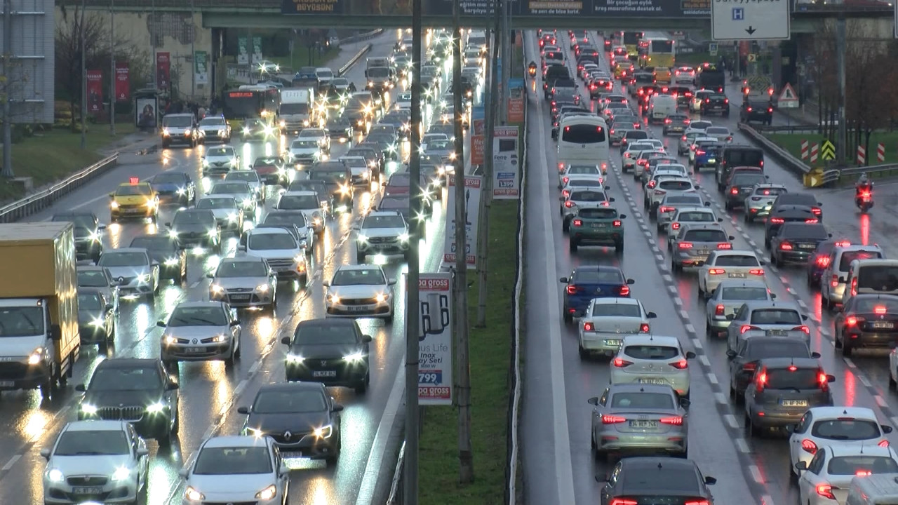 İstanbul'a yağmur yetti! Trafik yoğunluğu hat safhada