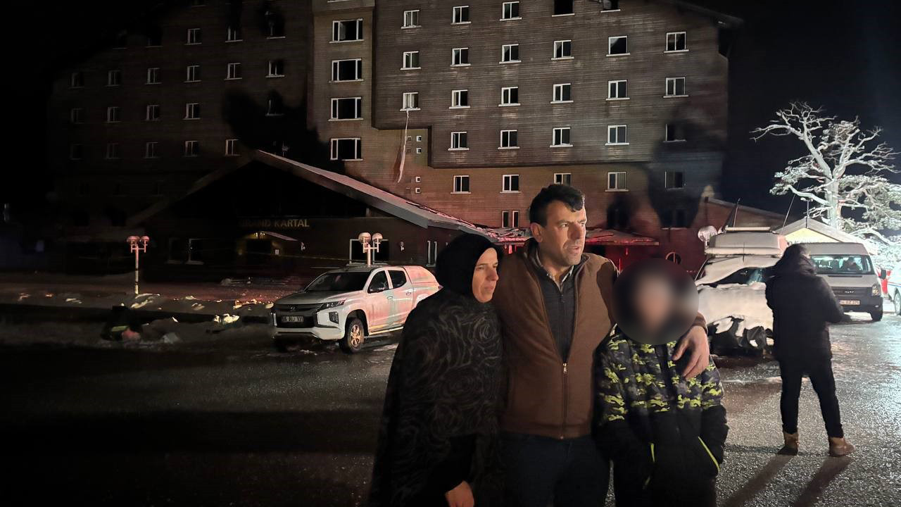 Bolu'daki yanan oteli görmek için fazladan 30 kilometre giden aile bir de hatıra fotoğrafı çektirdi