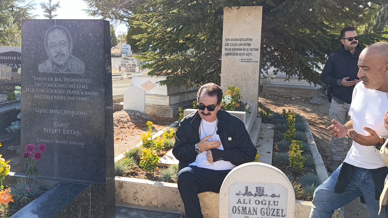 İbrahim Tatlıses, Neşet Ertaş’ın mezarını ziyaret etti - Resim : 1