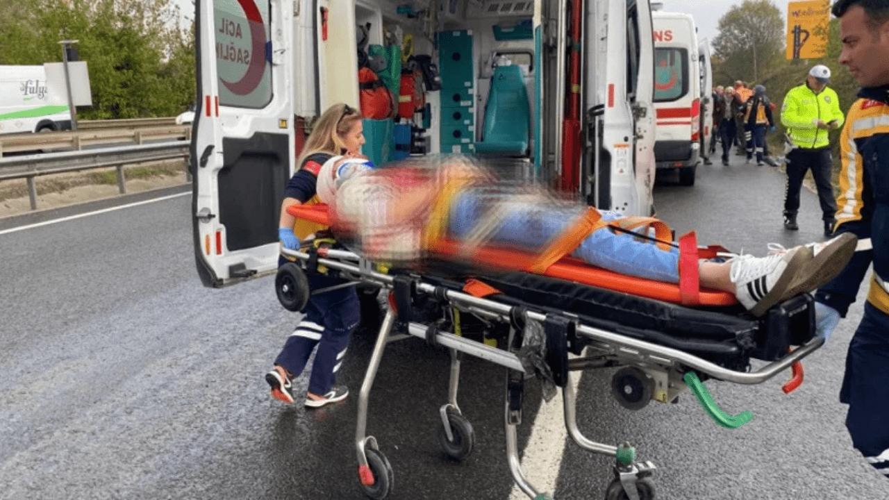 Otomobil TIR’ın altına girdi! Yaralılar var - Resim : 2